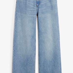 Jättesnygga å sköna jeans från monki i bra skick (har en liten fläck längst ner på benet som inte går bort) storlek 25 (passar xs/s)💕frakt betalar köparen 