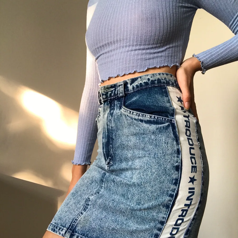 vintage jeans kjol som sitter som en smäck! Cool detalj på sidan. Hojta till för fler bilder!. Kjolar.