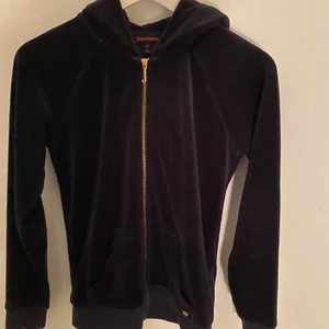 Juicy Couture tröja - Väldigt fins tröja, passar mig som är 168cm trotts storlek 14 år