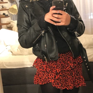 Kjol!! - Säljer denna så fina kjol som är perflet till hösten!🥰 den är i väldigt bra skick men tyvärr lite liten för mig, lätt att styla men gör det lilla extra med outfiten💞😘 köparen står för frakten!