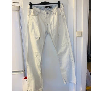 Fishbone jeans - Fishbone jeans str 34/32 i ny skick (endast använda 1 gång).  Kolla gärna in mina andra inlägg, Vi intresse av fler varor så fixar jag ett bra paketpris!