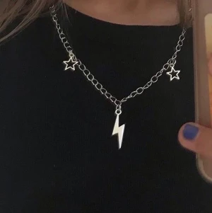 Halsband  - Jätte fint halsband, man kan få göra egen design och liknade i armband;) priset kan diskuteras 