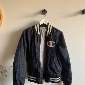 Reversible Champion Bomber Jacket strl S - Supersnygg och unik Champion bomberjacka, perfekt till hösten! Den är även reversibel, man kan vända den ut och in och så ser den annorlunda ut! Perfekt skick, sparsamt använd