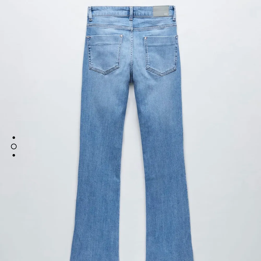 Ljusblåa bootcut jeans från Zara, storlek 36, lite längre på mig som är 165. Bra skick. Jeans & Byxor.