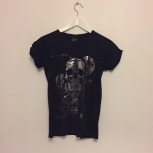  - Svart döskalle t-shirt med silverdetaljer