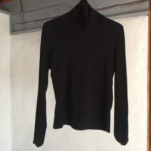 Turtleneck från Monki - Turtleneck i stretch från Monki. I använt skick!