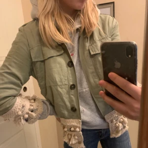 Grön Zara jacka strl xs - Säljer nu min älskade jacka från zara då jag köpt en liknande! Jättesnygg över hoodie🙏😫😫😫strl xs
