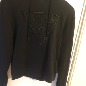 Guess  - Mycket snygg tjocktröja från märket guess! Helt ny, prislapp kvar & aldrig använd. Säljer den pga det är inte min stil. Kan gå ner i pris vid snabb affär!!