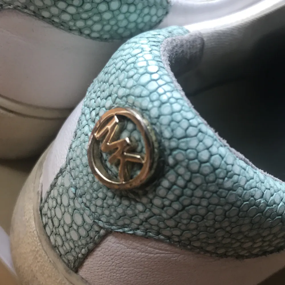 Michael kors vita sneakers med guld och mint gröna detaljer. Säljer pga flytt och darav garderobrensning. Vid köp av flera saker paketpris kan ordnas! Finns i Upplands Väsby annars kan skickas, då köparen står för porto. . Skor.