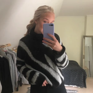 TRÖJA  - En mysig tröja i form av zebramönster, så gott som oanvänd. Säljes pga att den aldrig har kommit till användning 