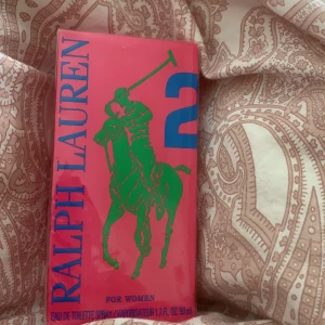 Parfym  - Säljer en helt oöppnad Ralph lauren parfymf som inte kommit till användning då den är oöppnad. Tror frakten kommer ligga på runt 40kr inte säker men kollar upp vid intresse. 