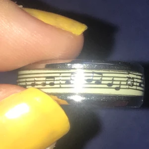 Ring som lyser i mörkret - Säljer den här glow-in-the dark ringen med noter på då den är för stor för mig. 