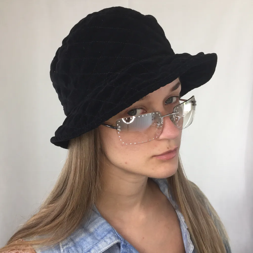 Such a cool bucket hat. Unknown brand, 100% cotton. Soft material with argyle inspired seams as pattern. Onesize fit! No return nor refund. Free shipping. . Accessoarer.