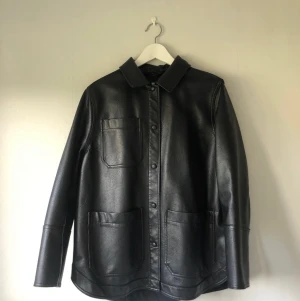 H&M overshirt i läderimitation - Säljer en snygg overshirt i läderimitation från konceptet everyday HM i storlek Medium. Den funkar både som skjorta och jacka med tre fickor och tryckknappar!  Använd, men inga anmärkningar.   Jag är själv 160 och i normala fall en x-small men den har suttit perfekt oversized på mig, tycker jag :-)   Kan mötas i centrala Stockholm eller mot västerort!