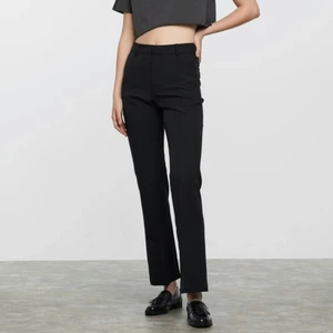 Kostymbyxor  - Svarta kostymbyxor i rak/utsvängd modell i benen. Snygga och sköna, passar till allt! På mig är de lite over-sized då jag gillar den looken. Jag har egentligen storlek 36. Skulle säga att de passar en storlek 36/38. Dålig egen bild då min kamera är sönder