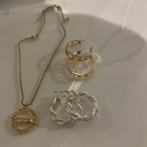 Smycken  - Säljer alla dessa smycken för 150kr🥰 allt är i ny skick och knappt använt💕💕 ‼️halsbandet är sålt‼️