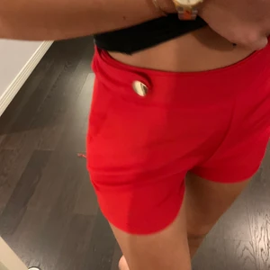 Shorts  - Röda shorts strl S. Pris 60 kr