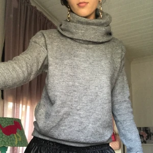 STICKAD TRÖJA  - Perfekt tröja nu till hösten och vintern! Riktigt go att ha på sig och passar till både kjol och jeans! Kan skicka eller mötas upp, priset inkluderar frakt!