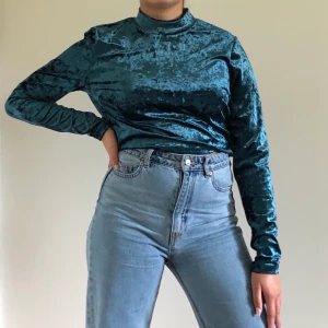 Topp - Säljer denna snygga topp, ingen aning vart den köpt men den är i väldigt fint skick och jag har ba andvänt den en gång. Strl s/m . För mer info skicka privat 🤍🤍