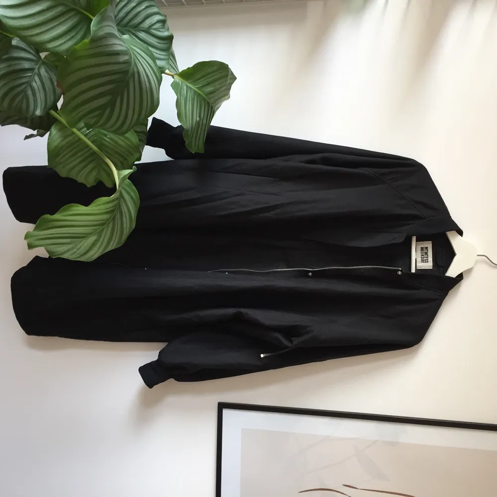 ”Long Hem Bomber Coat Black” från Weekday i strl S men passar även M/L beroende på önskad passform. Använd men i fint skick. Nypris 900 kr, säljer för 300 kr.. Jackor.
