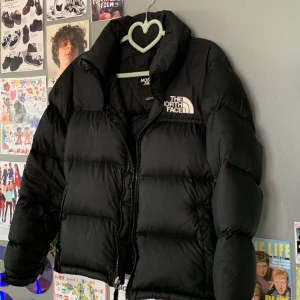 North face jacka  - Asball north face jacka i storlek Xs men passar som en S, varsamt använd. säljer då jag har en annan jacka som kommer mer till användning. Nypris 2799kr. Bud 1850kr