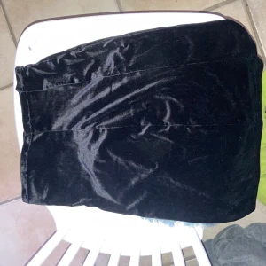 Sammet tubkjol - Svart tubkjol i sammet!! Nästan helt oanvänd. 