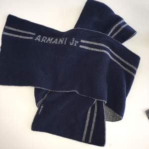 Armani scarf i toppskick. 
