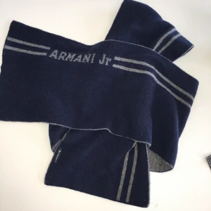 Armani junior scarf. 182 cm lång  - Armani scarf i toppskick. 