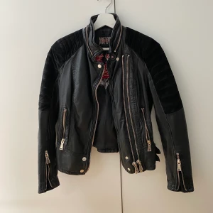 Skinnjacka Jofama Roxy 32 - Skinnjacka från Jofama by Caroline Roxy. Jättefint skick utan tecken på slitage! Det enda är att sömmen lossnat i armhålan (se bild 3) och därmed priset. Går snabbt och lätt att fixa hos en skräddare för billig peng! Hämtas upp på köparens ansvar! 