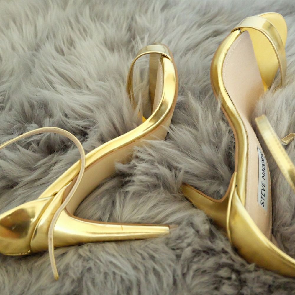 Hög klacka skor (guld färg) | Plick Second Hand
