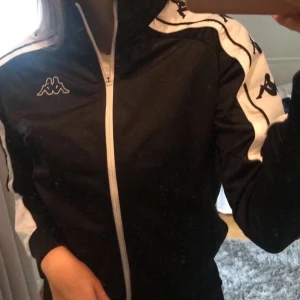 Kappa tröja  - Superfin zip up tröja från Kappa.💓 Jätteskön och varm. Aldrig använd❣️
