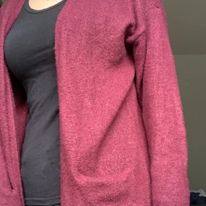 Stickad kofta✨ - En mysig mörkare dov röd stickad lite längre kofta. Inte stickning eller ”jobbig” utan väldigt mjuk😺 köpare står för frakten😄