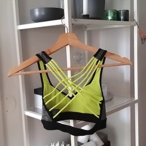 Sport BH - Aldrig använd. Storlek XS. Superfin.