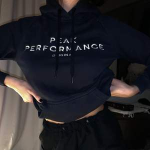 Oanvänd hoodie från peak performance! Mötas upp eller frakta !:) 