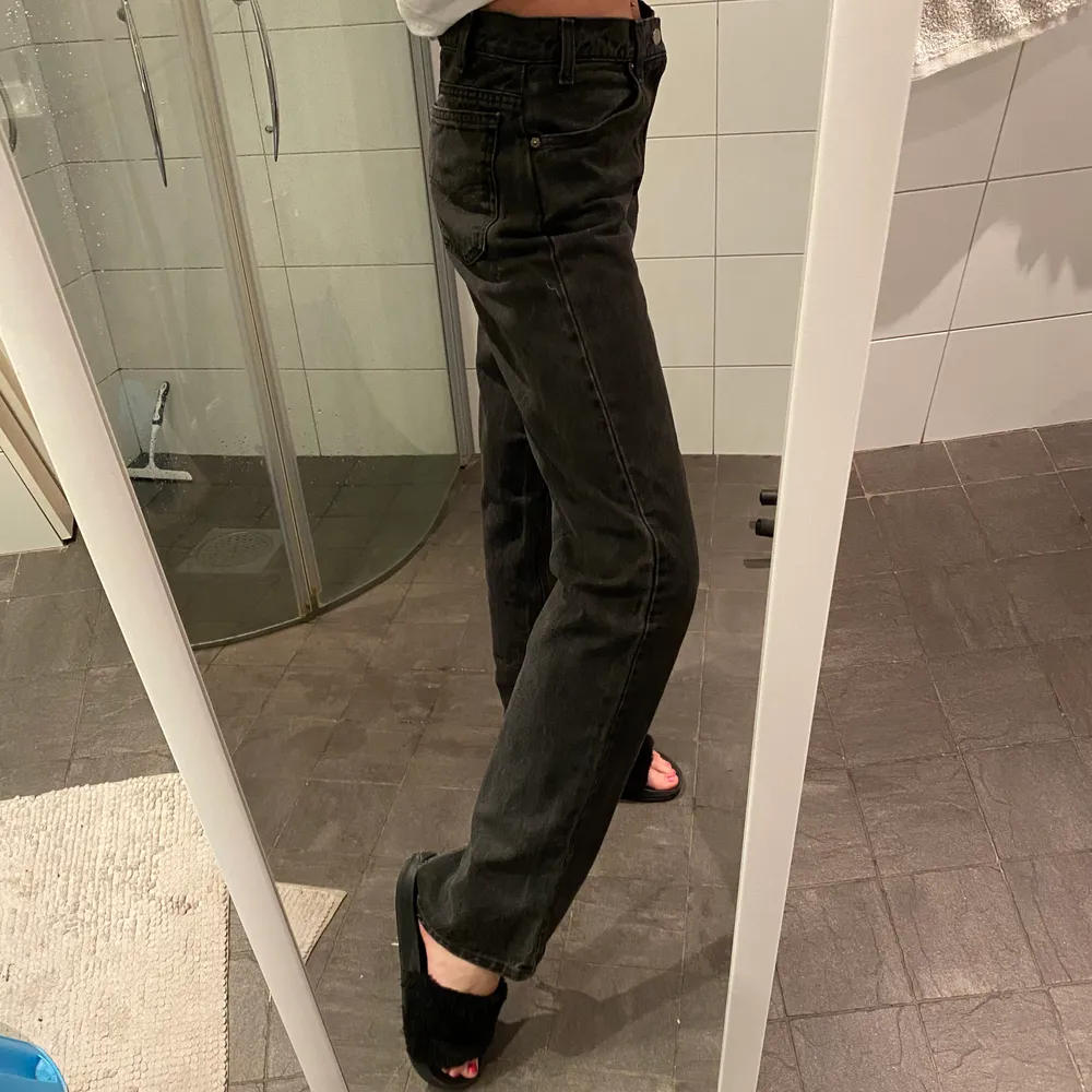 Säljer dessa Levis jeansen de är köpta på secondhand men skit bra skick! (Slitsen nertill gör allt)😍 fraktar 95kr eller möts. Jag är 176 och det är långa ner till golvet på mig. Jeans & Byxor.