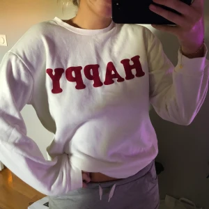 Super mysig sweater - Mysig tröja med texten HAPPY på. Strl S🤍