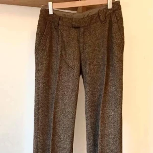 Byxor, ull/tweed, S (34-36) - Snygga brun/beige byxor! Litet tweed-aktiga. Strl S (34-36 typ) 70% ull Rak modell med pressveck, se närbild för hur tyget ser ut! Skickas mot fraktkostnad eller mötas i Stockholm! 🌸