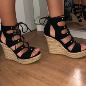 Klackar - Fina klackar, få tal gånger använda. Mycket bra skick! Kontakta om du har frågor om plaget!