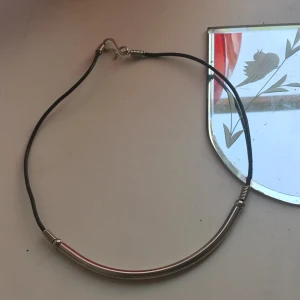 Halsband - Ett snyggt halsband som kmr från min mamma! Inte alls slitet utan bra skick👍💕