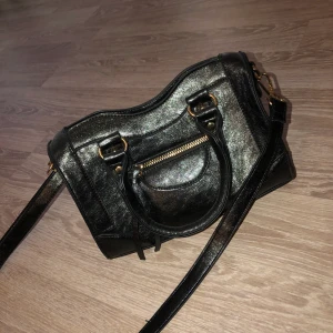 Väska - Svart väska med glitter/skimmer från ginatricot. Använd 2 ggr så i nyskick! Perfekta väskan till fest! 