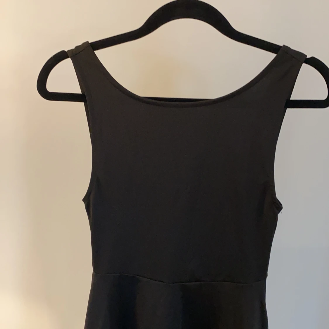 Svart klänning med öppen rygg  - 90