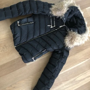 Hollies jacka!  - Hollies jacka köpt förra vintern, använd max 10 gånger. Säljer för 900 plus frakt. Storlek 34. Inga fel på den eller skador. 