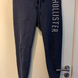 Hollister mjukisbyxor  - Världens skönaste mjukisbyxor, byxorna är i stolek M men är som en S och har en tajt passform, dom är väl använda men i fint skick 