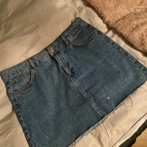 Kjol med Rhinestones - Fin kjol med diamanter på 