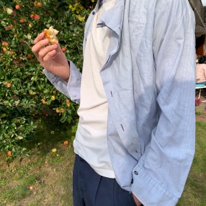 Blå randig skjorta - Säljer denna skjorta. Den är lite solblekt men annars i bra skick. Frakt tillkommer men kan även mötas upp :)