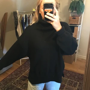 Stickad polotröja från H&M  - Jätteskön hösttröja från hm. Nästan aldrig använd! Frakten tillkommer😊