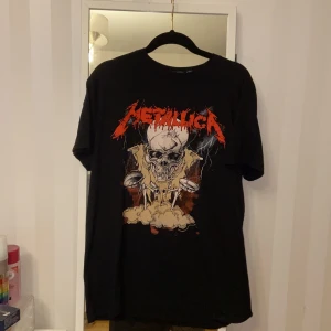Metallica t-shirt  - En svart t-shirt med Metallica tryck. Är i storlek S men är lite oversize så kan bäras som M. Aldrig använd endast testad, bra skick. Frakten ingår i priset