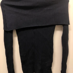 off shoulder tröja - ribbstickad off shoulder tröja med slits i ärmarna. superfin men för liten för mig nu