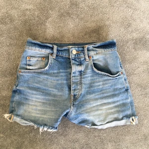 Jeansshorts från Gina tricot - Jeansshorts från Gina Tricot i storlek 36. 