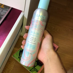 Hår - Hair mousse, som ger volym upp till 24h. Ultra strong. Helt full. Används endast 1 gång för att mitt hår inte tyckte om det 